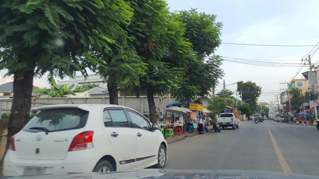 ภาพถนนตรงที่ บังยา เป็ดย่าง (ฮาลาล) ตั้งอยู่ ถ่ายโดย jrcarlsen พ.ศ. 2564 (2021) · A street-level view of where บังยา เป็ดย่าง (ฮาลาล) · Bangya Petyang (Halal) stands, by jrcarlsen in 2564 (2021)