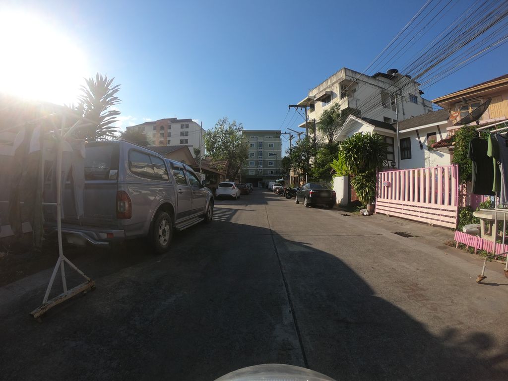 ภาพถนนตรงที่ Kit'ncaboodle ตั้งอยู่ ถ่ายโดย chanuwath_grab พ.ศ. 2562 (2019) · A street-level view of where Kit'ncaboodle stands, by chanuwath_grab in 2562 (2019)