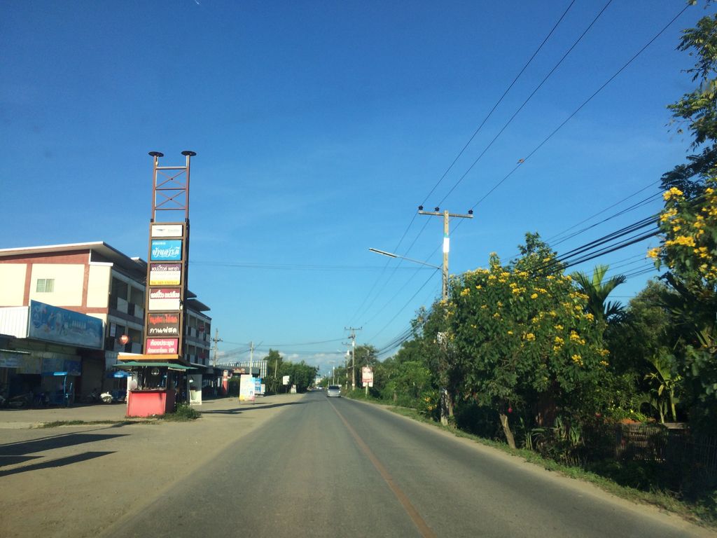 ภาพถนนตรงที่ สารภีคาร์แคร์ ตั้งอยู่ ถ่ายโดย prasert พ.ศ. 2559 (2016) · A street-level view of where สารภีคาร์แคร์ · Saraphi Car Care stands, by prasert in 2559 (2016)