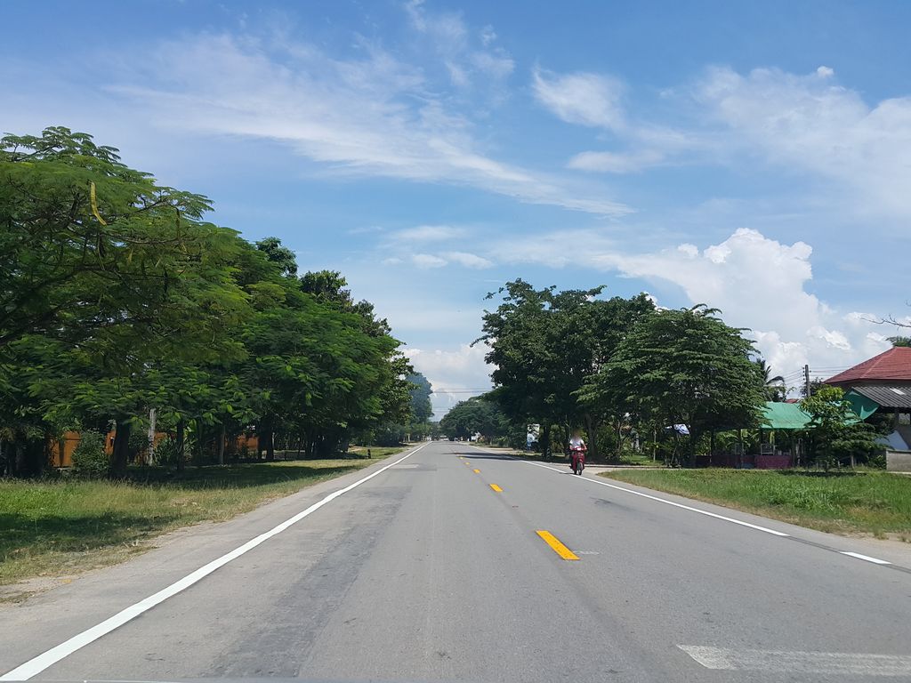 ภาพถนนตรงที่ วัดประดู่ทรงธรรม ตั้งอยู่ ถ่ายโดย jrcarlsen พ.ศ. 2558 (2015) · A street-level view of where วัดประดู่ทรงธรรม · Wat Pradu Songtham stands, by jrcarlsen in 2558 (2015)