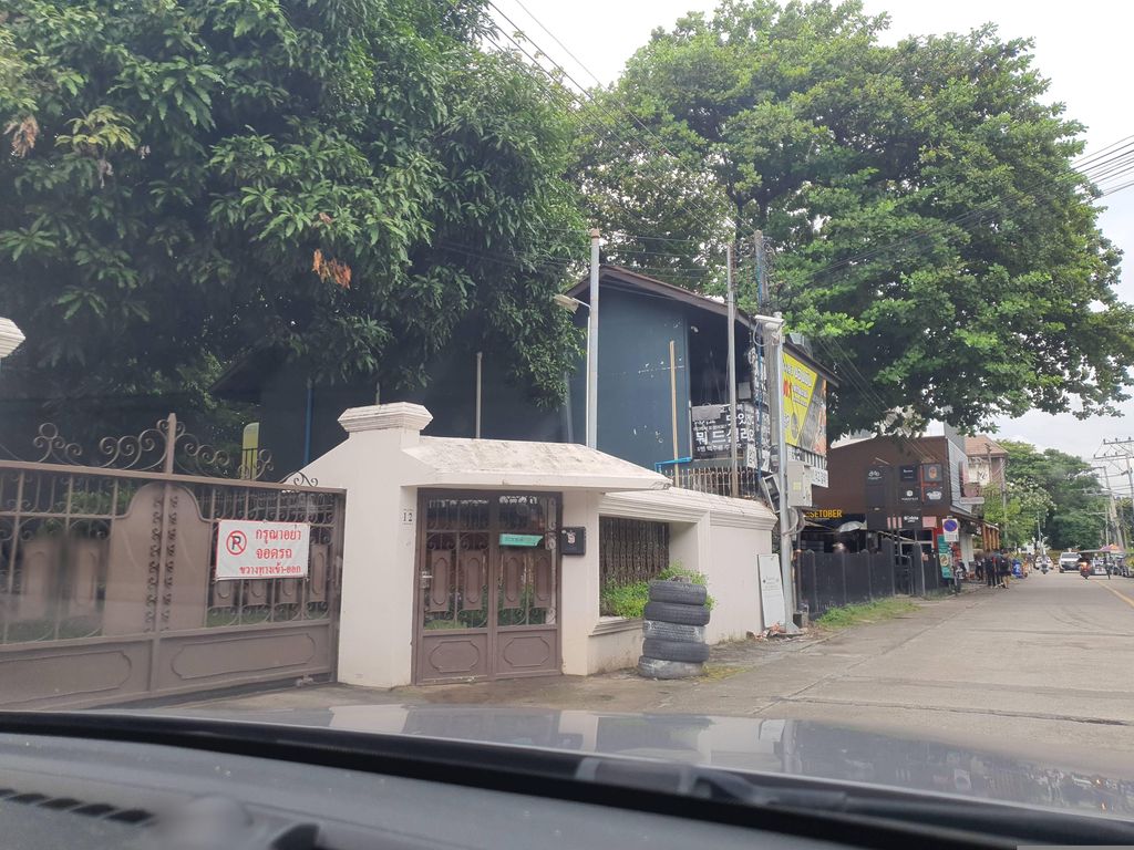 ภาพถนนตรงที่ Abbysociety.oldtown ตั้งอยู่ ถ่ายโดย jrcarlsen พ.ศ. 2566 (2023) · A street-level view of where Abbysociety.oldtown stands, by jrcarlsen in 2566 (2023)