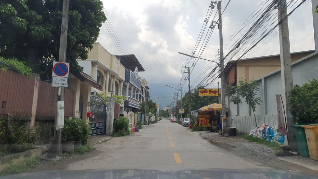 ภาพถนนตรงที่ อีสาน & ล้านนา ตั้งอยู่ ถ่ายโดย jrcarlsen พ.ศ. 2565 (2022) · A street-level view of where อีสาน & ล้านนา · Isan & Lanna stands, by jrcarlsen in 2565 (2022)