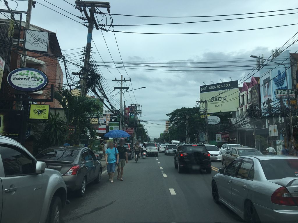 ภาพถนนตรงที่ Srisanpanmai ตั้งอยู่ ถ่ายโดย wapriz พ.ศ. 2561 (2018) · A street-level view of where Srisanpanmai stands, by wapriz in 2561 (2018)
