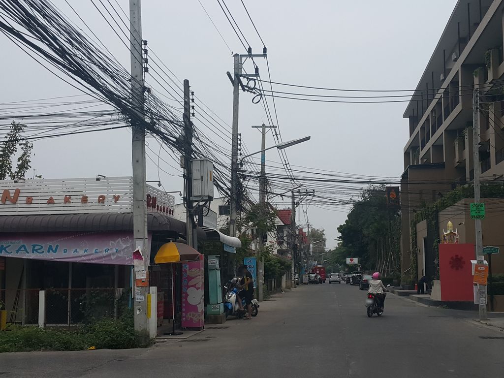 ภาพถนนตรงที่ แสบปาก ยำ 20 ตั้งอยู่ ถ่ายโดย jrcarlsen พ.ศ. 2559 (2016) · A street-level view of where แสบปาก ยำ 20 · Saeppak Yam 20 stands, by jrcarlsen in 2559 (2016)