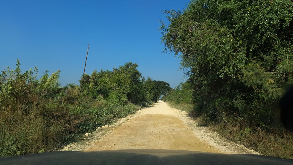 ภาพถนนตรงที่ Huanmaisakngam Resort ตั้งอยู่ ถ่ายโดย jrcarlsen พ.ศ. 2562 (2019) · A street-level view of where Huanmaisakngam Resort stands, by jrcarlsen in 2562 (2019)