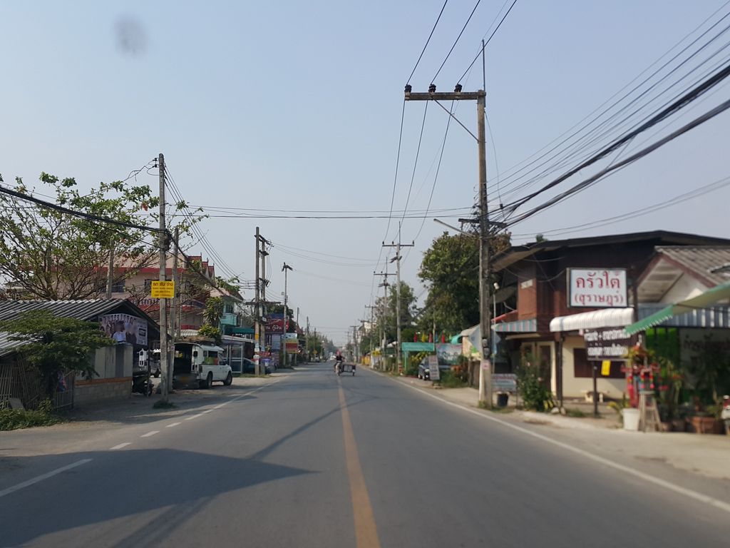 ภาพถนนตรงที่ Madam Nail ตั้งอยู่ ถ่ายโดย jrcarlsen พ.ศ. 2558 (2015) · A street-level view of where Madam Nail stands, by jrcarlsen in 2558 (2015)