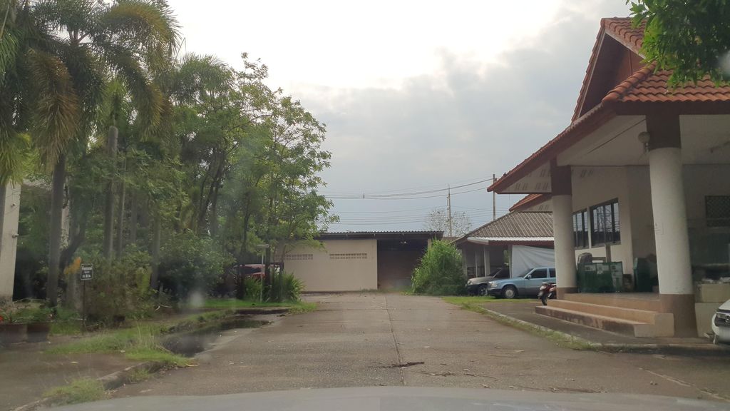 ภาพถนนตรงที่ โรงพยาบาลสัตว์ใหญ่ ตั้งอยู่ ถ่ายโดย jrcarlsen พ.ศ. 2565 (2022) · A street-level view of where โรงพยาบาลสัตว์ใหญ่ · Sat Yai Hospital stands, by jrcarlsen in 2565 (2022)