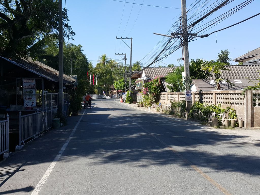 ภาพถนนตรงที่ นิวเจ๊ก บะหมี่ หมูแดง หมูกรอบ ขาหมู ตั้งอยู่ ถ่ายโดย jrcarlsen พ.ศ. 2557 (2014) · A street-level view of where นิวเจ๊ก บะหมี่ หมูแดง หมูกรอบ ขาหมู · New Chek Bami Mudaeng Mukrop Khamu stands, by jrcarlsen in 2557 (2014)