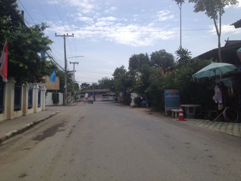 ภาพถนนตรงที่ Tonkaewphadung Pittayalai School ตั้งอยู่ ถ่ายโดย jimwatana พ.ศ. 2558 (2015) · A street-level view of where Tonkaewphadung Pittayalai School stands, by jimwatana in 2558 (2015)