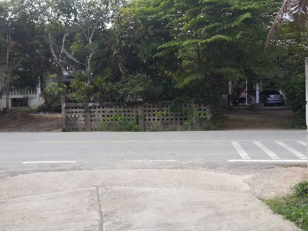 ภาพถนนตรงที่ Family Van Chiangmai ตั้งอยู่ ถ่ายโดย jrcarlsen พ.ศ. 2558 (2015) · A street-level view of where Family Van Chiangmai stands, by jrcarlsen in 2558 (2015)