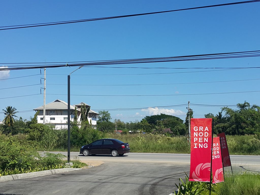 ภาพถนนตรงที่ เดอะแกรนด์ พาร์ค ตั้งอยู่ ถ่ายโดย jrcarlsen พ.ศ. 2558 (2015) · A street-level view of where เดอะแกรนด์ พาร์ค · The Grand Park stands, by jrcarlsen in 2558 (2015)
