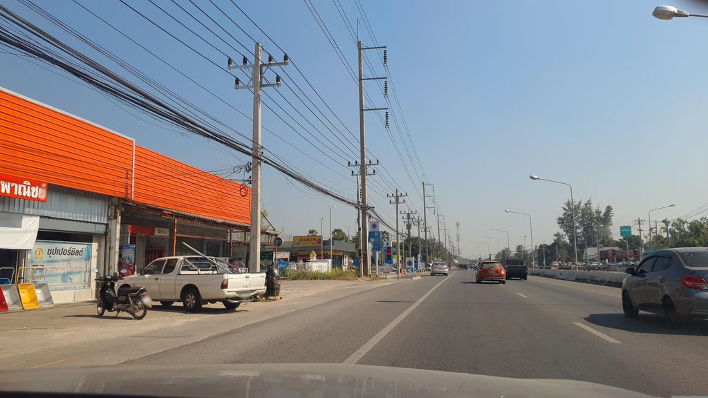 ภาพถนนตรงที่ จิตราพาณิชย์ ตั้งอยู่ ถ่ายโดย jrcarlsen พ.ศ. 2566 (2023) · A street-level view of where จิตราพาณิชย์ · Chitraphanit stands, by jrcarlsen in 2566 (2023)