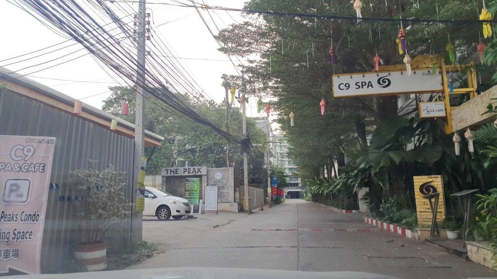 ภาพถนนตรงที่ Peak Spa ตั้งอยู่ ถ่ายโดย jrcarlsen พ.ศ. 2566 (2023) · A street-level view of where Peak Spa stands, by jrcarlsen in 2566 (2023)