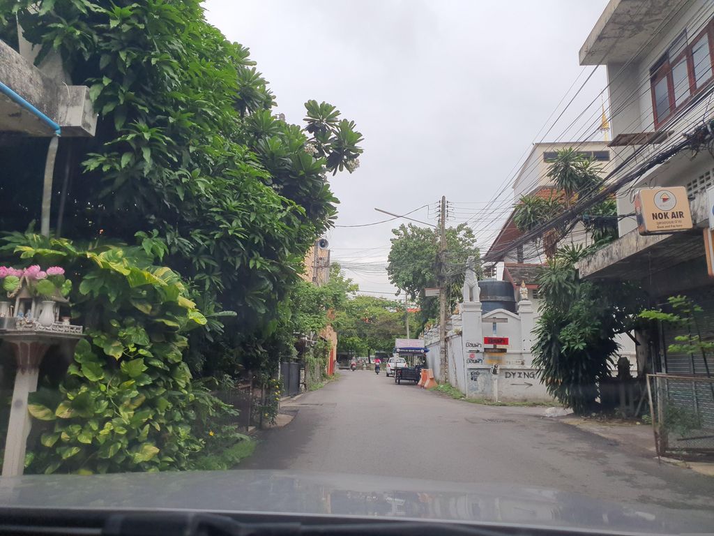 ภาพถนนตรงที่ YaiBarbershop ตั้งอยู่ ถ่ายโดย jrcarlsen พ.ศ. 2566 (2023) · A street-level view of where YaiBarbershop stands, by jrcarlsen in 2566 (2023)