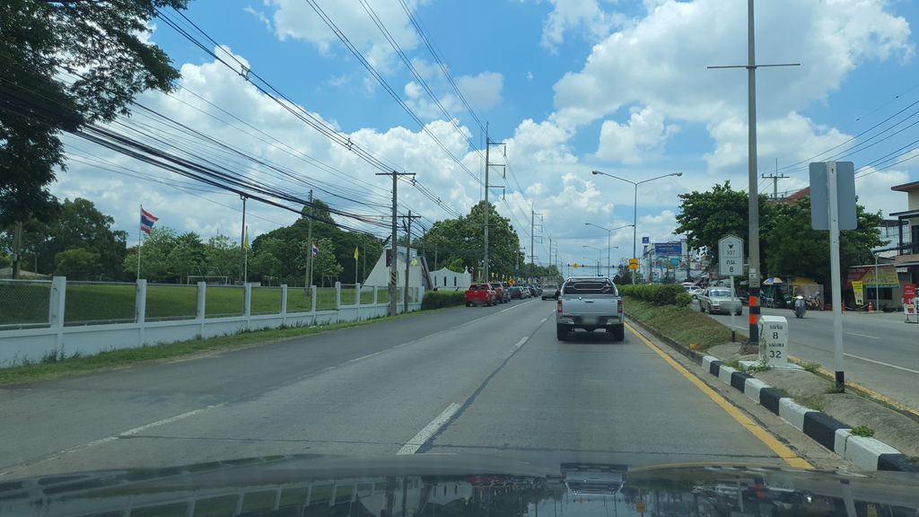 ภาพถนนตรงที่ นมนวล ดี คาเฟ่ ตั้งอยู่ ถ่ายโดย jrcarlsen พ.ศ. 2564 (2021) · A street-level view of where นมนวล ดี คาเฟ่ · Nomnuan Di Café stands, by jrcarlsen in 2564 (2021)