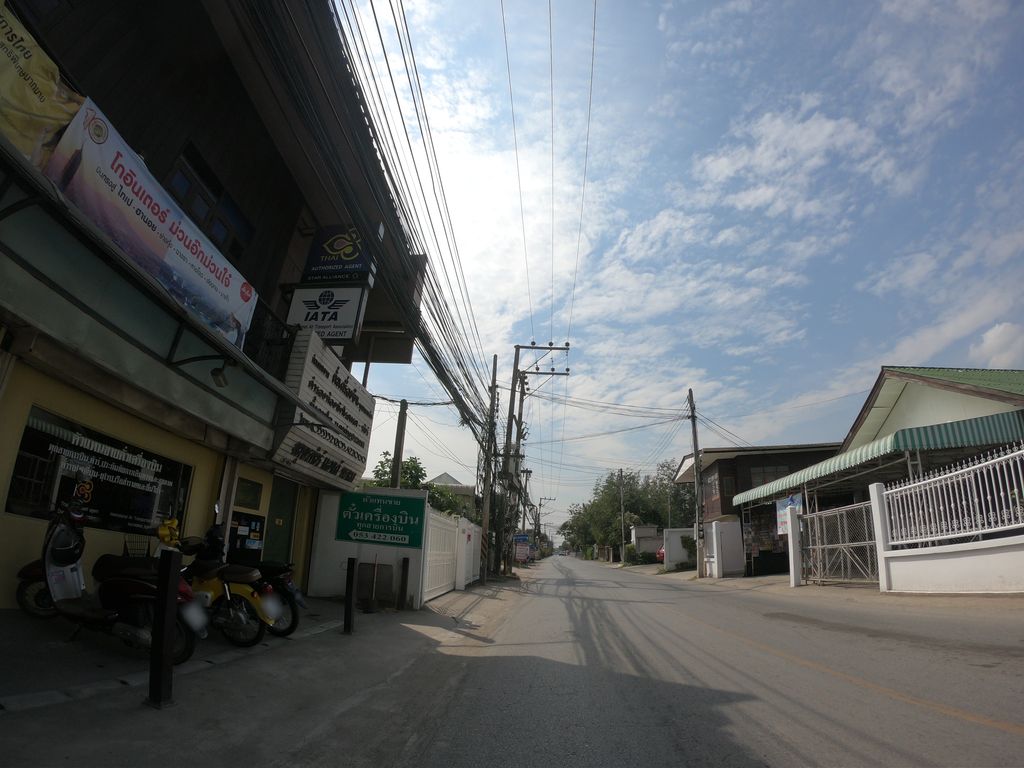 ภาพถนนตรงที่ M.J.Nail ทำเล็บสารภี by ae ตั้งอยู่ ถ่ายโดย chanuwath_grab พ.ศ. 2562 (2019) · A street-level view of where M.J.Nail ทำเล็บสารภี by ae stands, by chanuwath_grab in 2562 (2019)