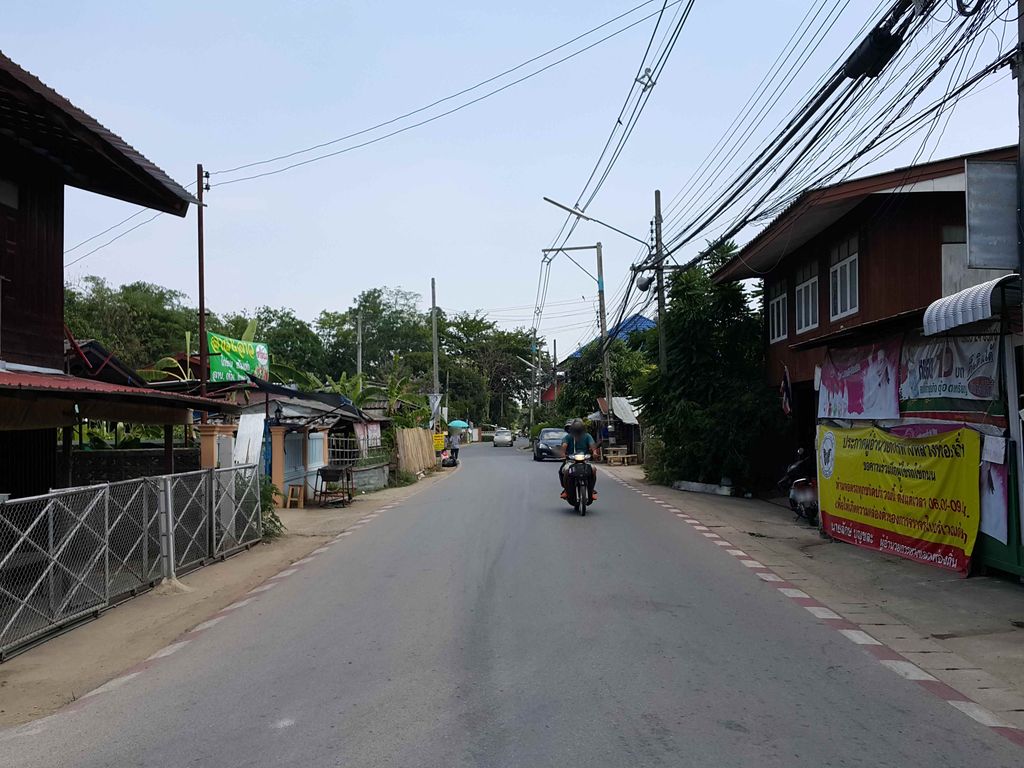 ภาพถนนตรงที่ บ้านไอติม Garage ตั้งอยู่ ถ่ายโดย jrcarlsen พ.ศ. 2558 (2015) · A street-level view of where บ้านไอติม Garage stands, by jrcarlsen in 2558 (2015)