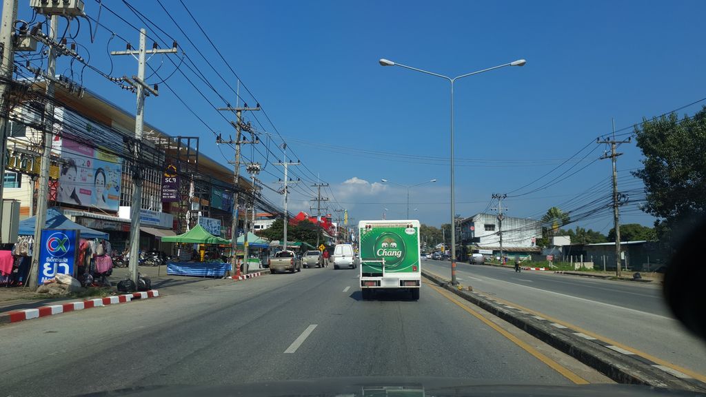 ภาพถนนตรงที่ ร้านยาหยีโมบาย ตั้งอยู่ ถ่ายโดย jrcarlsen พ.ศ. 2562 (2019) · A street-level view of where ร้านยาหยีโมบาย · Yi Mobile Pharmacy stands, by jrcarlsen in 2562 (2019)