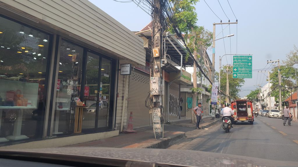 ภาพถนนตรงที่ Let's Relax Spa ตั้งอยู่ ถ่ายโดย jrcarlsen พ.ศ. 2566 (2023) · A street-level view of where Let's Relax Spa stands, by jrcarlsen in 2566 (2023)