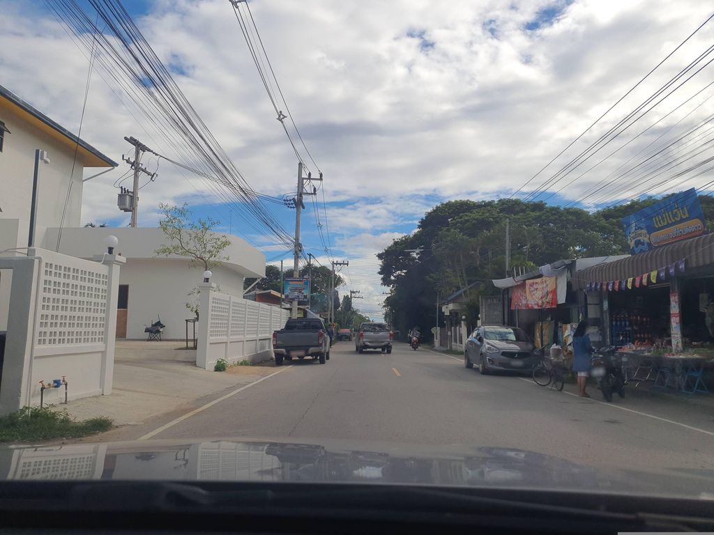 ภาพถนนตรงที่ แม่แว่น ร้านขายของชำ ตั้งอยู่ ถ่ายโดย jrcarlsen พ.ศ. 2566 (2023) · A street-level view of where แม่แว่น ร้านขายของชำ · Mae Waen Ran Khaikhongcham stands, by jrcarlsen in 2566 (2023)