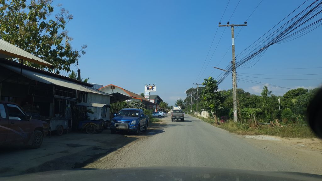 ภาพถนนตรงที่ ร้านซ๊ะป๊ะจะฟิน คาเฟ่ ตั้งอยู่ ถ่ายโดย jrcarlsen พ.ศ. 2562 (2019) · A street-level view of where ร้านซ๊ะป๊ะจะฟิน คาเฟ่ · Ran Sapa Cha Fin Café stands, by jrcarlsen in 2562 (2019)
