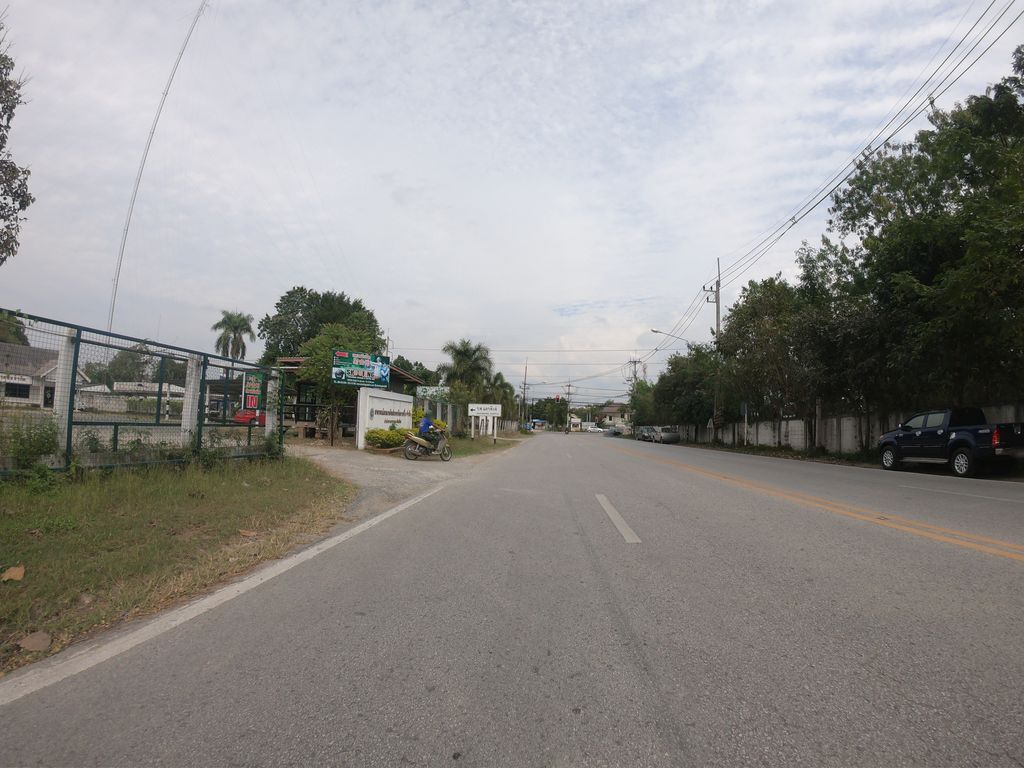 ภาพถนนตรงที่ Flower Coffee ตั้งอยู่ ถ่ายโดย chanuwath_grab พ.ศ. 2562 (2019) · A street-level view of where Flower Coffee stands, by chanuwath_grab in 2562 (2019)