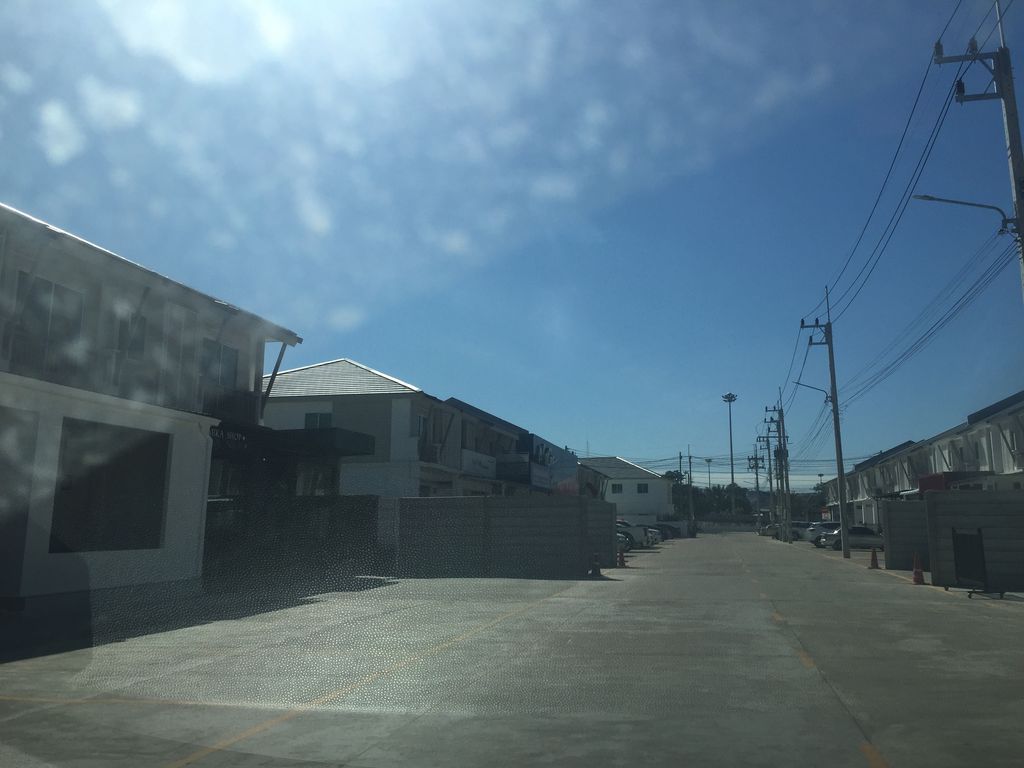 ภาพถนนตรงที่ Ava Clinic ตั้งอยู่ ถ่ายโดย kyoko พ.ศ. 2561 (2018) · A street-level view of where Ava Clinic stands, by kyoko in 2561 (2018)