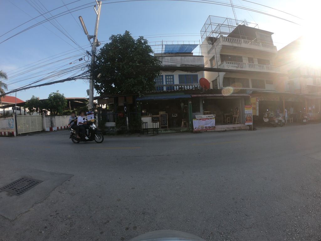 ภาพถนนตรงที่ ปากหม้อ หอมหวน ตั้งอยู่ ถ่ายโดย chanuwath_grab พ.ศ. 2562 (2019) · A street-level view of where ปากหม้อ หอมหวน · Pakmo Homwon stands, by chanuwath_grab in 2562 (2019)