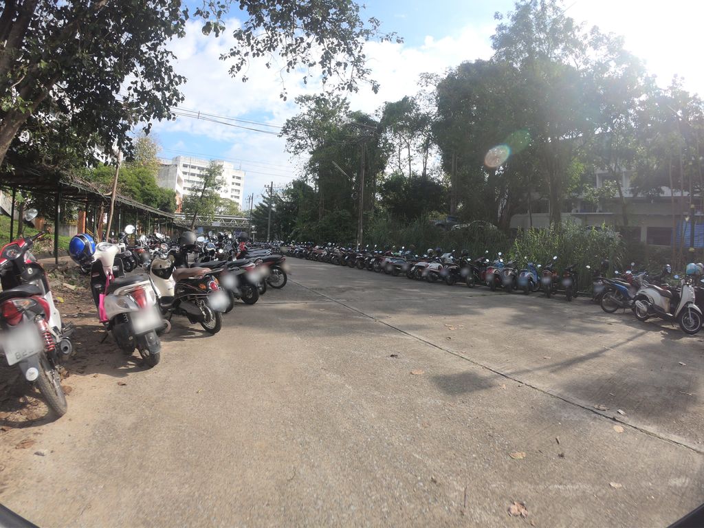 ภาพถนนตรงที่ ศูนย์บริการจิตวิทยา ภาควิชาจิตวิทยา คณะมนุษยศาสตร์ มหาวิทยาลัยเชียงใหม่ ตั้งอยู่ ถ่ายโดย chanuwath_grab พ.ศ. 2562 (2019) · A street-level view of where ศูนย์บริการจิตวิทยา ภาควิชาจิตวิทยา คณะมนุษยศาสตร์ มหาวิทยาลัยเชียงใหม่ · Brikan Chitwitya Phakhwicha Chitwitya Khana Manutyasat Mahawitthayalai Chiang Mai Centre stands, by chanuwath_grab in 2562 (2019)