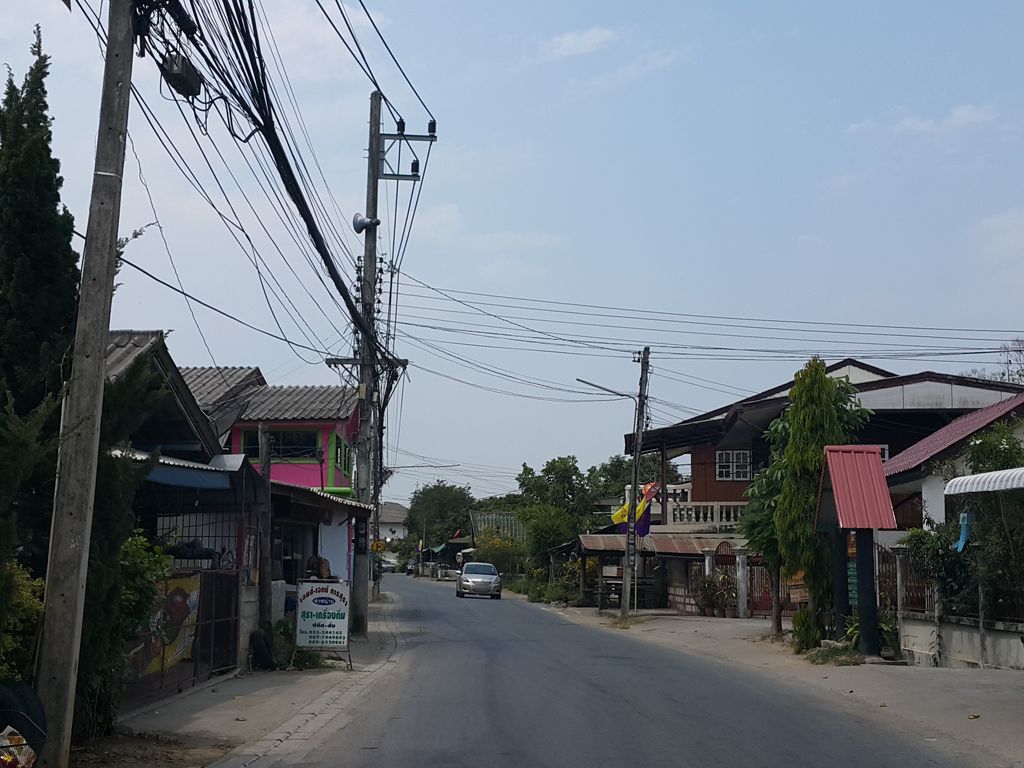 ภาพถนนตรงที่ วัดสันกลางเหนือ ตำบลสันกลาง อำเภอสันกำแพง จ.เชียงใหม่ ตั้งอยู่ ถ่ายโดย jrcarlsen พ.ศ. 2559 (2016) · A street-level view of where วัดสันกลางเหนือ ตำบลสันกลาง อำเภอสันกำแพง จ.เชียงใหม่ · Wat San Klang Nuea Tambon San Klang Amphoe San Kamphaeng Cha.Chiang Mai stands, by jrcarlsen in 2559 (2016)