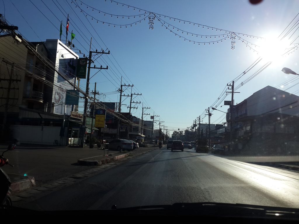 ภาพถนนตรงที่ เงินติดล้อ ตั้งอยู่ ถ่ายโดย mishari พ.ศ. 2557 (2014) · A street-level view of where เงินติดล้อ · Ngoen Tit Lo stands, by mishari in 2557 (2014)