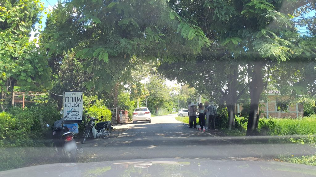ภาพถนนตรงที่ กาแฟแสนรัก ตั้งอยู่ ถ่ายโดย jrcarlsen พ.ศ. 2564 (2021) · A street-level view of where กาแฟแสนรัก · Kafaesaenrak stands, by jrcarlsen in 2564 (2021)