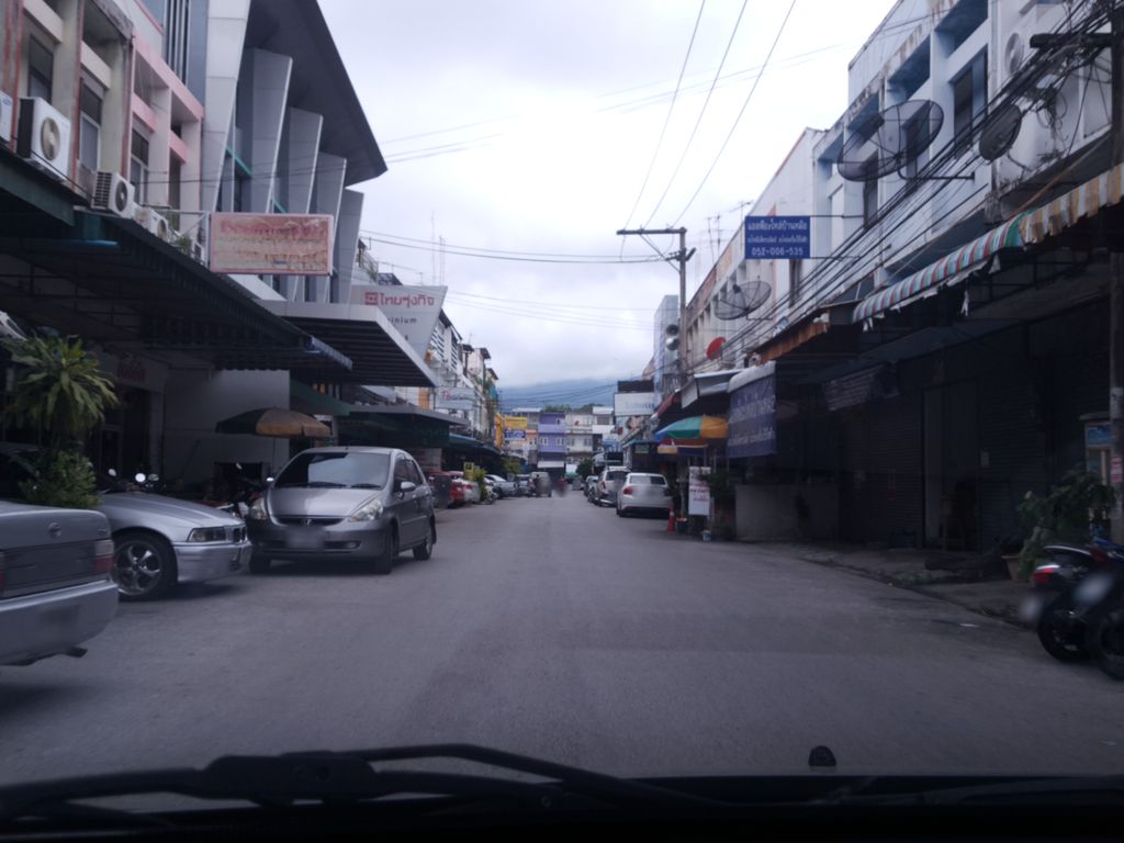 ภาพถนนตรงที่ Elephant Organic ตั้งอยู่ ถ่ายโดย wapriz พ.ศ. 2561 (2018) · A street-level view of where Elephant Organic stands, by wapriz in 2561 (2018)