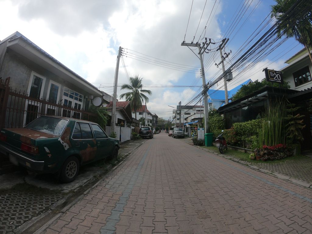 ภาพถนนตรงที่ Birds nest café ตั้งอยู่ ถ่ายโดย chanuwath_grab พ.ศ. 2562 (2019) · A street-level view of where Birds nest café stands, by chanuwath_grab in 2562 (2019)
