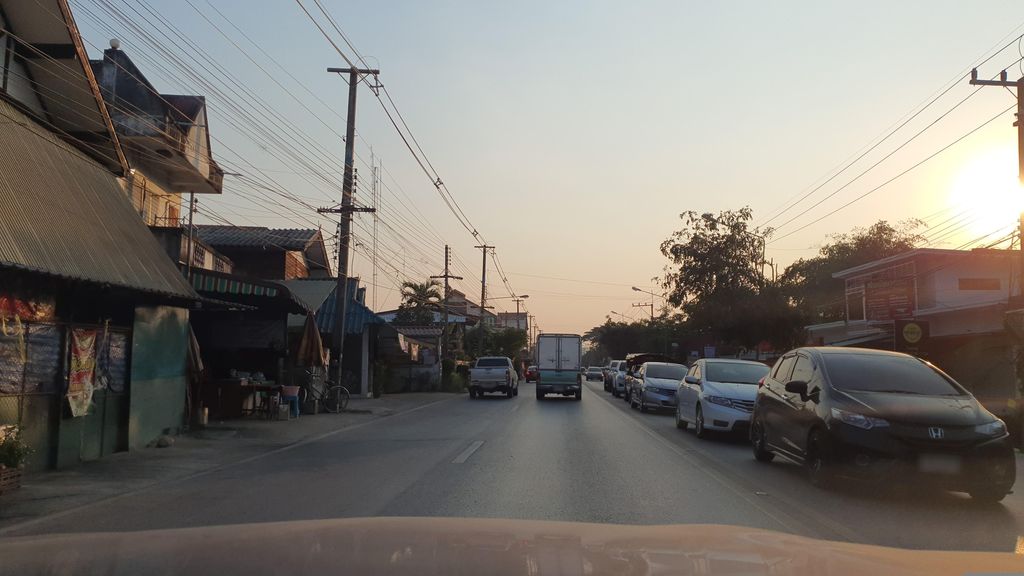 ภาพถนนตรงที่ ครัวหน้าบ้าน อาหารตามเมนู ตั้งอยู่ ถ่ายโดย jrcarlsen พ.ศ. 2566 (2023) · A street-level view of where ครัวหน้าบ้าน อาหารตามเมนู · Khruanaban Ahantammenu stands, by jrcarlsen in 2566 (2023)