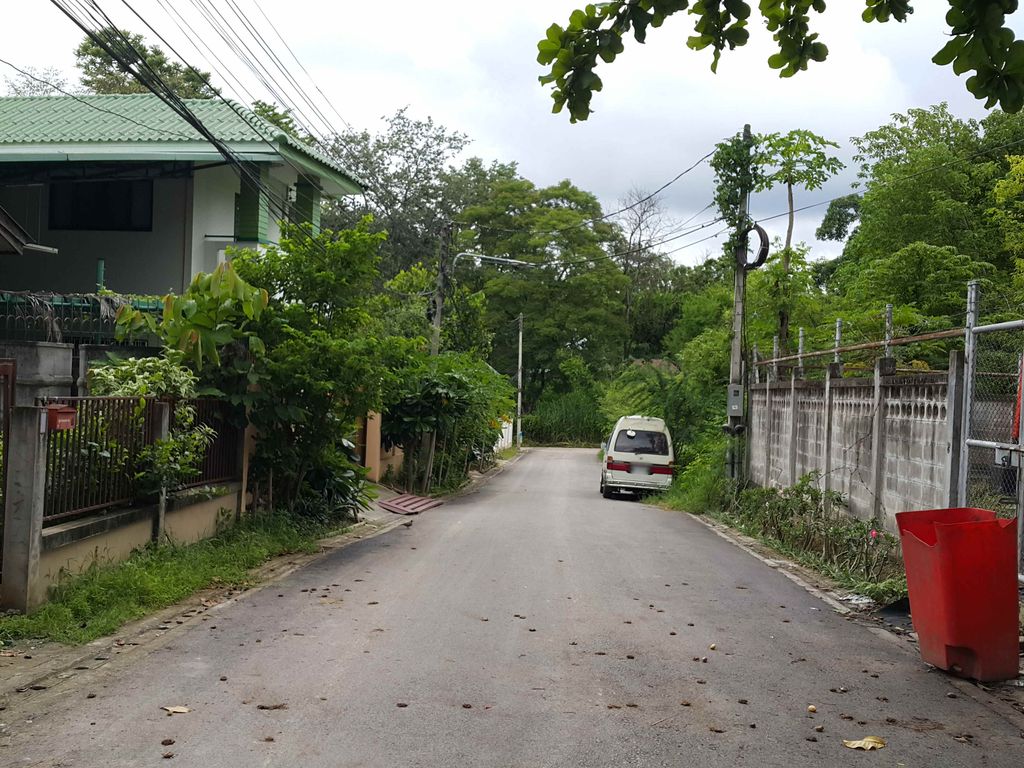 ภาพถนนตรงที่ Hunsana Apartment ตั้งอยู่ ถ่ายโดย jrcarlsen พ.ศ. 2558 (2015) · A street-level view of where Hunsana Apartment stands, by jrcarlsen in 2558 (2015)