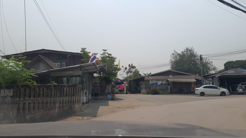 ภาพถนนตรงที่ ขรินทร์ ผ้าฝ้ายใยกัญชง ตั้งอยู่ ถ่ายโดย jrcarlsen พ.ศ. 2566 (2023) · A street-level view of where ขรินทร์ ผ้าฝ้ายใยกัญชง · Khrin Phafai Yai Kanchong stands, by jrcarlsen in 2566 (2023)