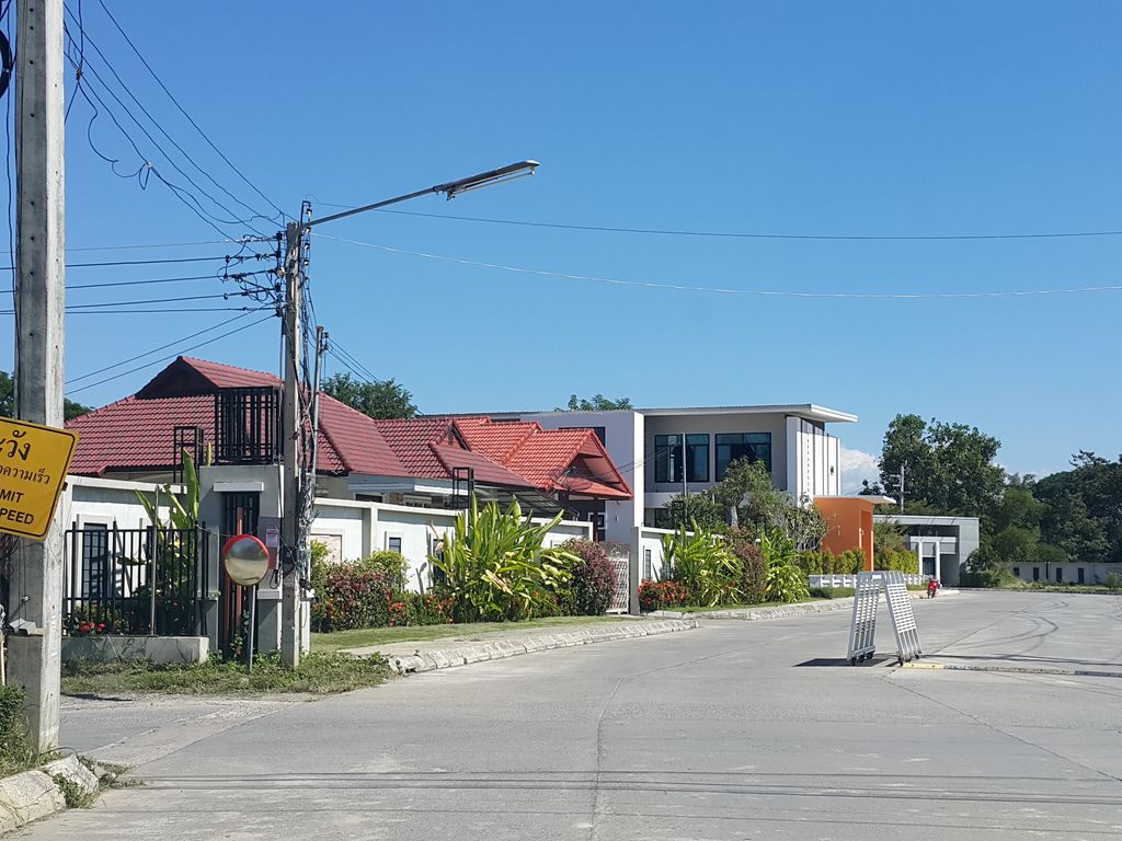 ภาพถนนตรงที่ Koolpunt Medical Center ตั้งอยู่ ถ่ายโดย jrcarlsen พ.ศ. 2558 (2015) · A street-level view of where Koolpunt Medical Center stands, by jrcarlsen in 2558 (2015)