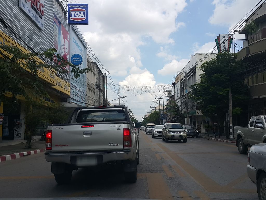 ภาพถนนตรงที่ Belly's ตั้งอยู่ ถ่ายโดย jrcarlsen พ.ศ. 2558 (2015) · A street-level view of where Belly's stands, by jrcarlsen in 2558 (2015)