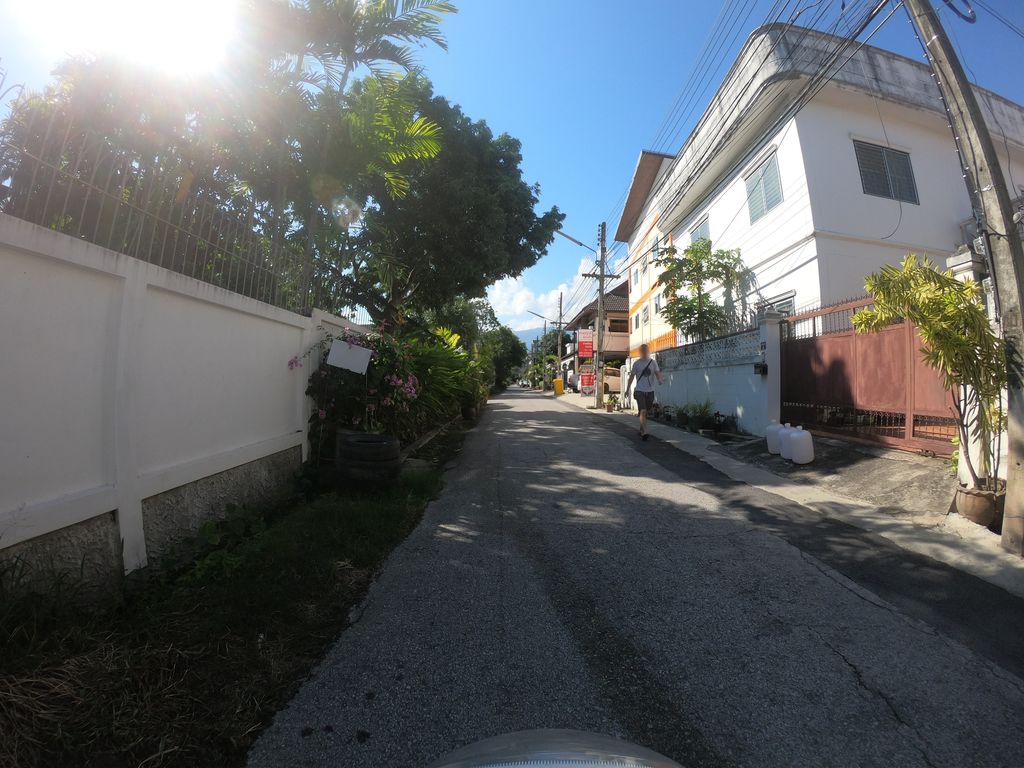 ภาพถนนตรงที่ หมาขายพริก ตั้งอยู่ ถ่ายโดย chanuwath_grab พ.ศ. 2562 (2019) · A street-level view of where หมาขายพริก · Makhaiphrik stands, by chanuwath_grab in 2562 (2019)