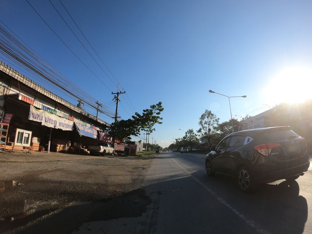ภาพถนนตรงที่ บัวไหลก๋วยเตี๋ยวต้มยำ รวมโชค ตั้งอยู่ ถ่ายโดย chanuwath_grab พ.ศ. 2562 (2019) · A street-level view of where บัวไหลก๋วยเตี๋ยวต้มยำ รวมโชค · Bualai Kuai Tiaotomyam Ruamchok stands, by chanuwath_grab in 2562 (2019)