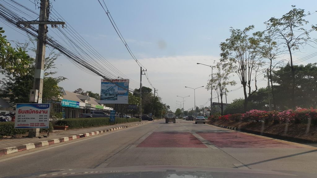 ภาพถนนตรงที่ อายตานิครวมโชค 999 ตั้งอยู่ ถ่ายโดย jrcarlsen พ.ศ. 2565 (2022) · A street-level view of where อายตานิครวมโชค 999 · Aitanik Ruamchok 999 stands, by jrcarlsen in 2565 (2022)
