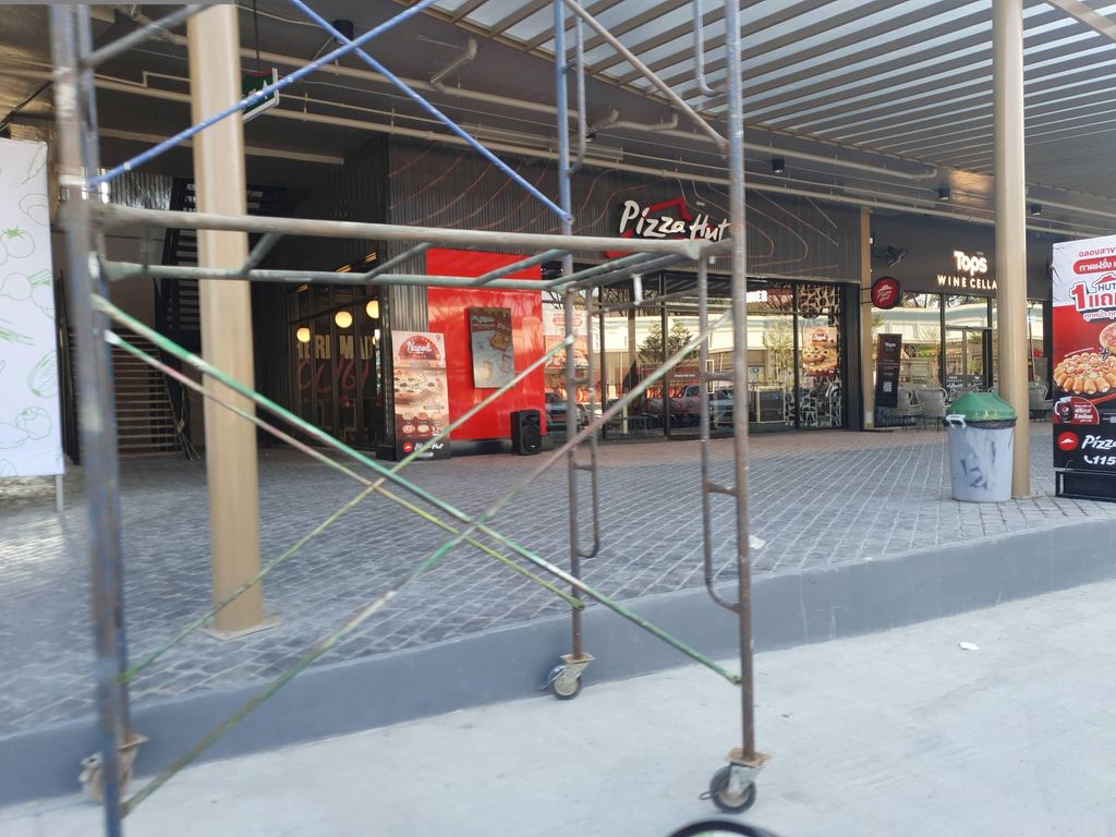 ภาพถนนตรงที่ Flexure Flow Pilates ตั้งอยู่ ถ่ายโดย russmcd พ.ศ. 2568 (2025) · A street-level view of where Flexure Flow Pilates stands, by russmcd in 2568 (2025)