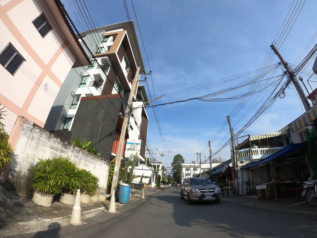 ภาพถนนตรงที่ Blockecho Bakery And Coffee ตั้งอยู่ ถ่ายโดย chanuwath_grab พ.ศ. 2562 (2019) · A street-level view of where Blockecho Bakery And Coffee stands, by chanuwath_grab in 2562 (2019)