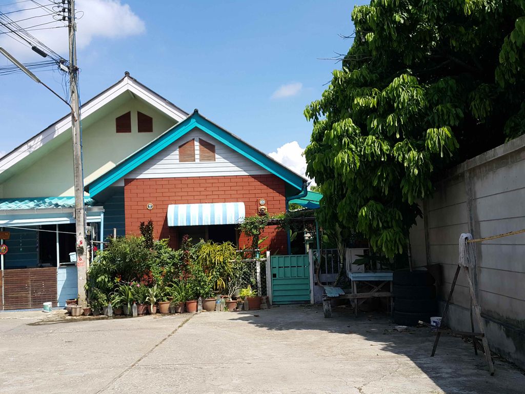ภาพถนนตรงที่ หลบมุม คอฟฟี่ ตั้งอยู่ ถ่ายโดย jrcarlsen พ.ศ. 2558 (2015) · A street-level view of where หลบมุม คอฟฟี่ · Lobmoom Coffee stands, by jrcarlsen in 2558 (2015)