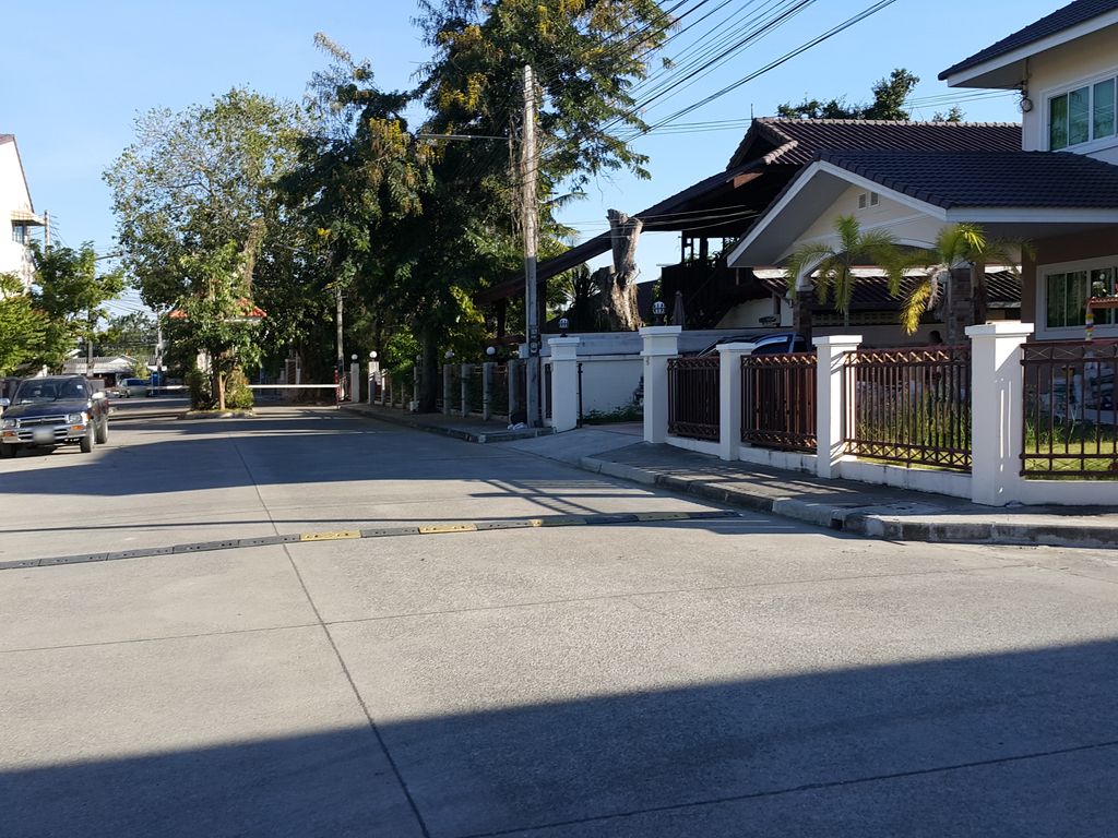 ภาพถนนตรงที่ Sip Me Cafe' ตั้งอยู่ ถ่ายโดย jrcarlsen พ.ศ. 2557 (2014) · A street-level view of where Sip Me Cafe' stands, by jrcarlsen in 2557 (2014)