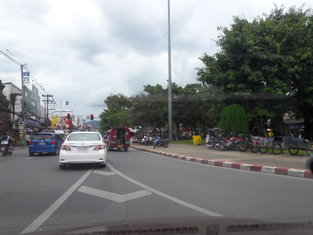 ภาพถนนตรงที่ ร้านนันท์บิวตี้ เชียงใหม่ | Chiang Mai ตั้งอยู่ ถ่ายโดย ratchaphat พ.ศ. 2561 (2018) · A street-level view of where ร้านนันท์บิวตี้ เชียงใหม่ | Chiang Mai stands, by ratchaphat in 2561 (2018)