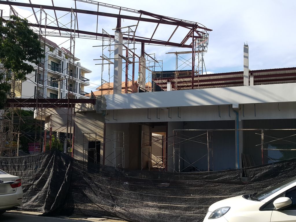 ภาพถนนตรงที่ Box Box Dog Cafe ตั้งอยู่ ถ่ายโดย jrcarlsen พ.ศ. 2558 (2015) · A street-level view of where Box Box Dog Cafe stands, by jrcarlsen in 2558 (2015)