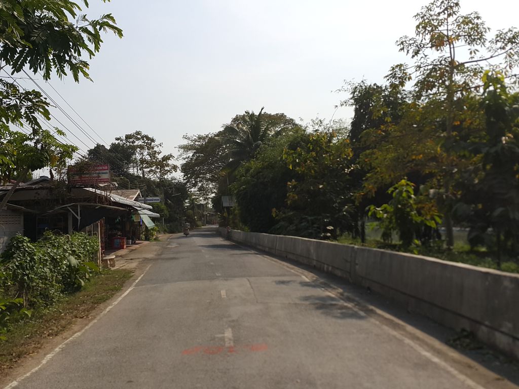 ภาพถนนตรงที่ รับเขียนป้ายทุกชนิด ดอนแก้ว สารภี ตั้งอยู่ ถ่ายโดย jrcarlsen พ.ศ. 2558 (2015) · A street-level view of where รับเขียนป้ายทุกชนิด ดอนแก้ว สารภี · Rap Khian Pai Thukchanit Donkwae Saraphi stands, by jrcarlsen in 2558 (2015)