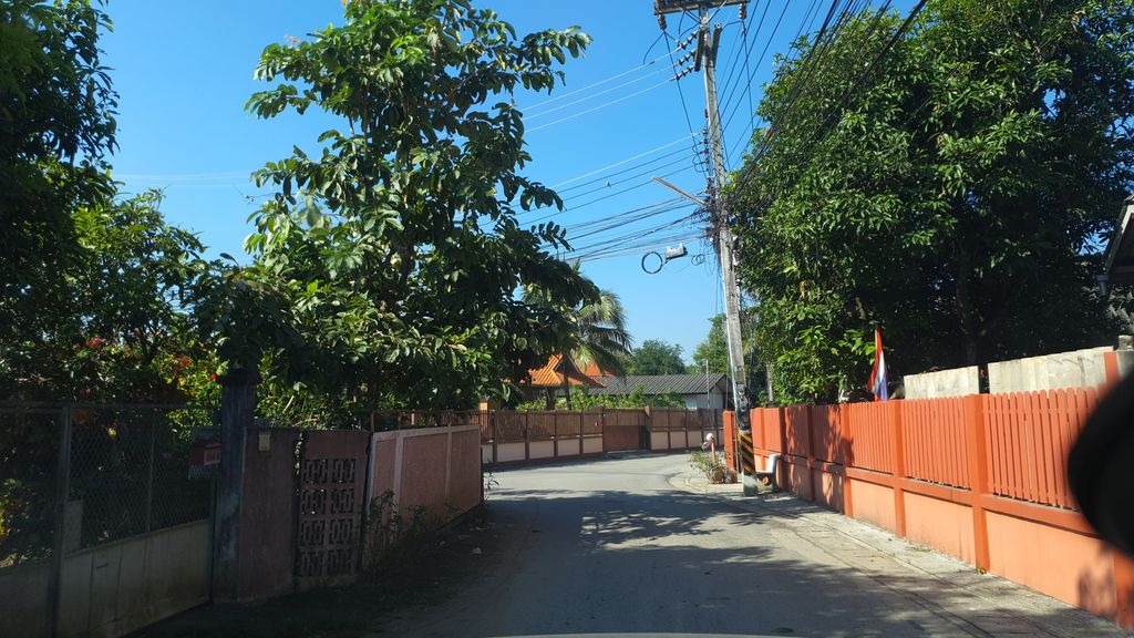 ภาพถนนตรงที่ บ้านนายเอ็กซ์ เครปญี่ปุ่น ตั้งอยู่ ถ่ายโดย jrcarlsen พ.ศ. 2562 (2019) · A street-level view of where บ้านนายเอ็กซ์ เครปญี่ปุ่น · Ban Nai Ek Crepe Yipun stands, by jrcarlsen in 2562 (2019)